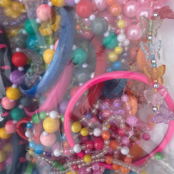 Bag of kids style dress up fashion jewelry beads - Picture 4 of 5